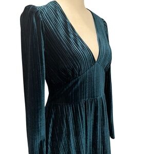 Green velvet dress Size: 2